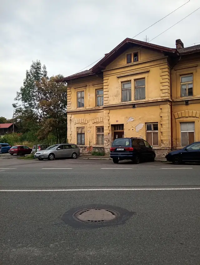 Bývalá nádražní budova, kde by mohlo být infocentrum a zázemí při vstupu do města.