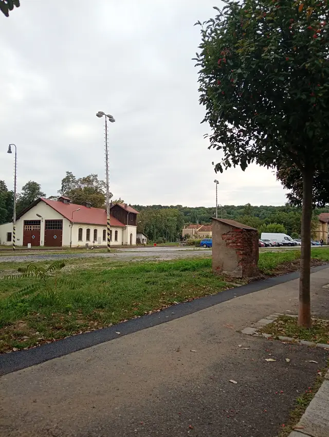 Plocha pro záchytné parkoviště turistických busů a aut se zázemím infocentra v bývalé budově nádraží.