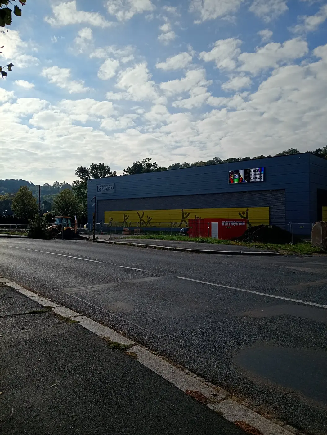 Zde by mohlo parkovat až 15 turistických autobusů a směrovat turisty Sokolskou ulicí na náměstí.