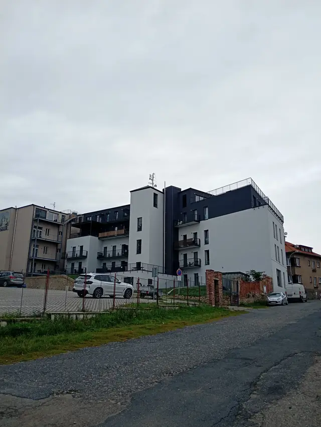 Strakošárna – podivné praktiky kolem výstavby. Investor by měl zainvestovat parkoviště Pod Valy plus komunikace.