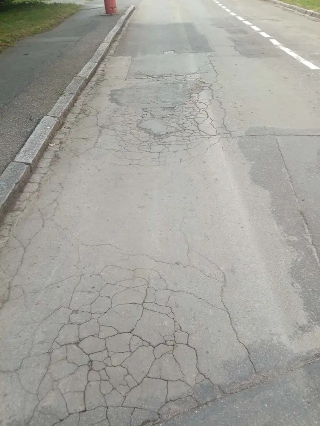 Komunikace jsou záplatované a propadají se.