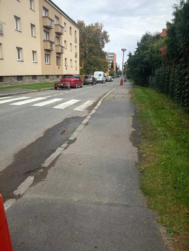 Nerovné chodníky, komunikace samá díra.