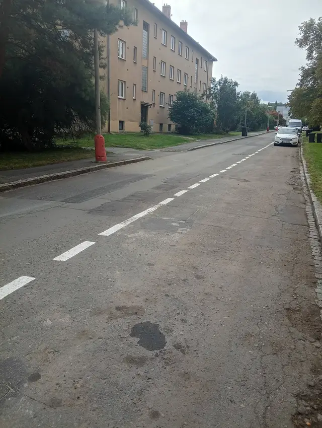 Oprava chodníků a komunikací je nutná – parkovací plochy do trávníků (z podélných na kolmé) ze zatravňovacích dlaždic.