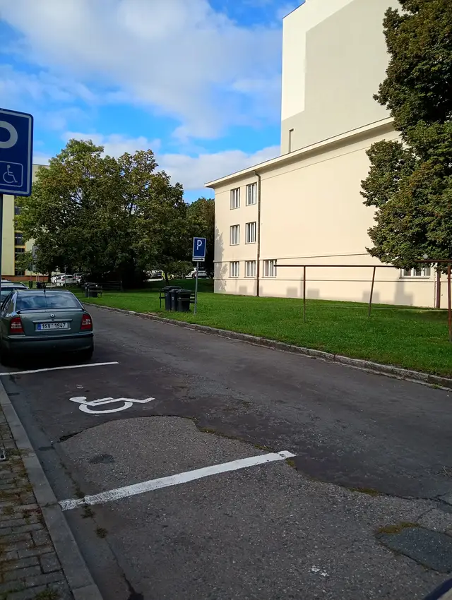 Plocha pro kolmé stání za divadlem.