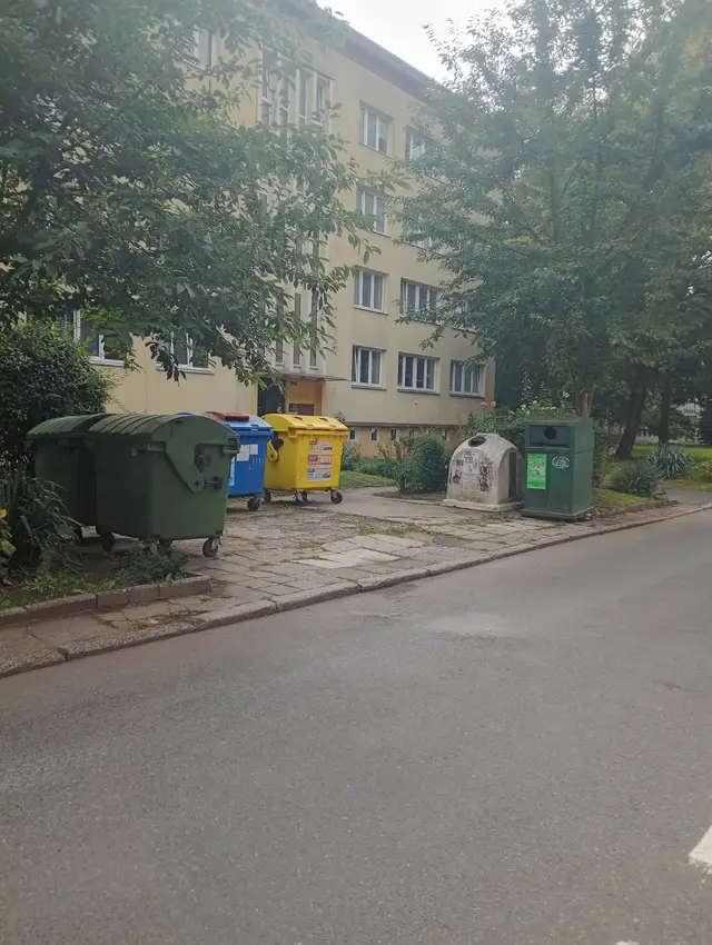 Po celém sídlišti jsou stará kontejnerová stání – nová dlažba a ohrazení popínavými rostlinami.