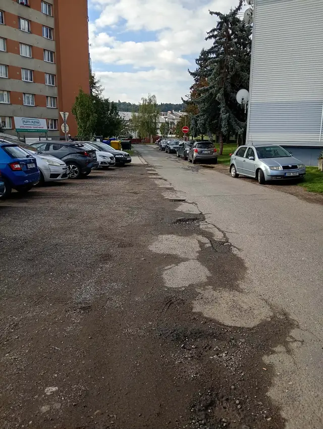 Stav komunikací je špatný, parkuje se v bahně a kdekoliv.