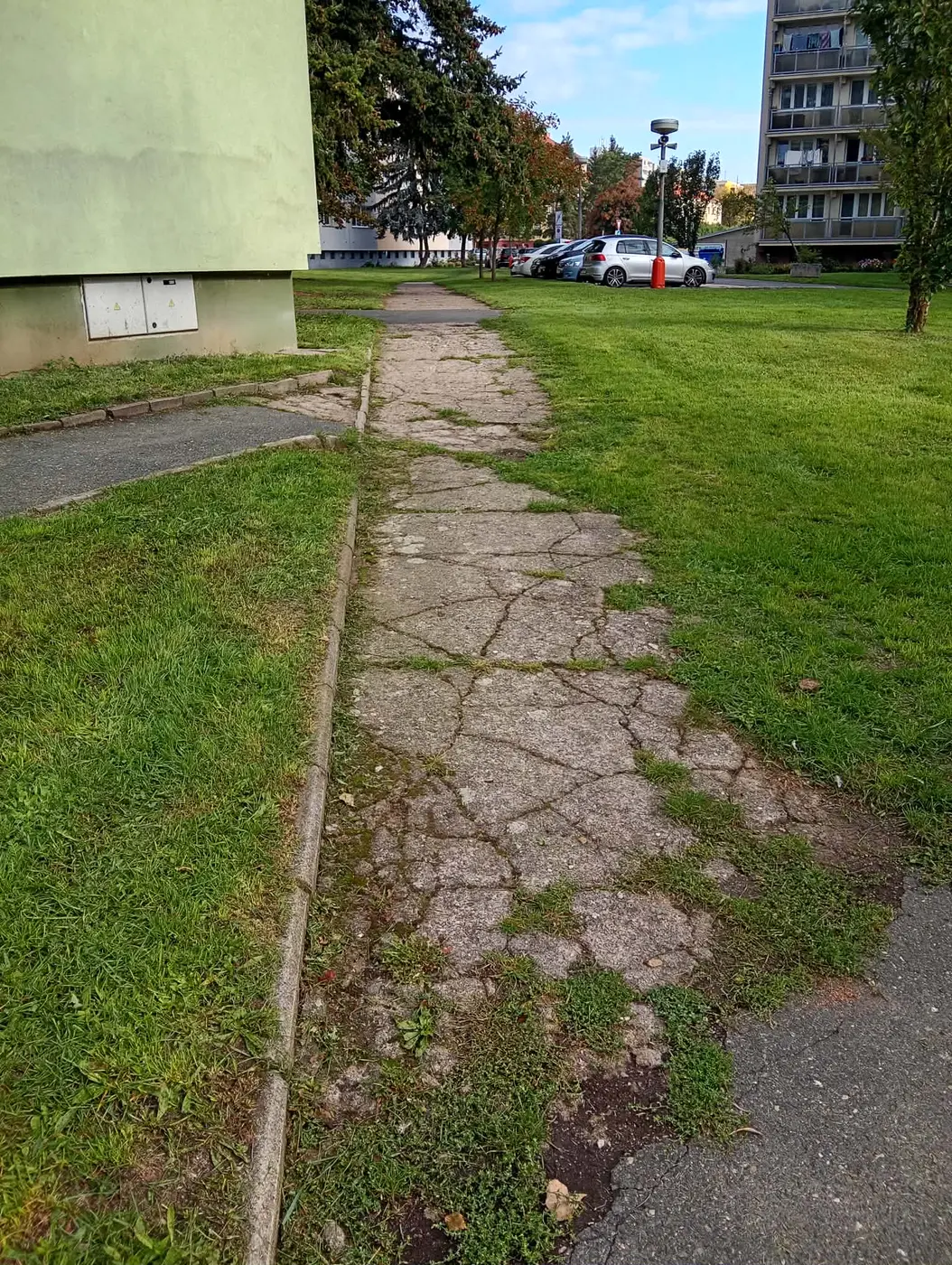 Tristní stav některých chodníků nutí staré lidi chodit po silnici.