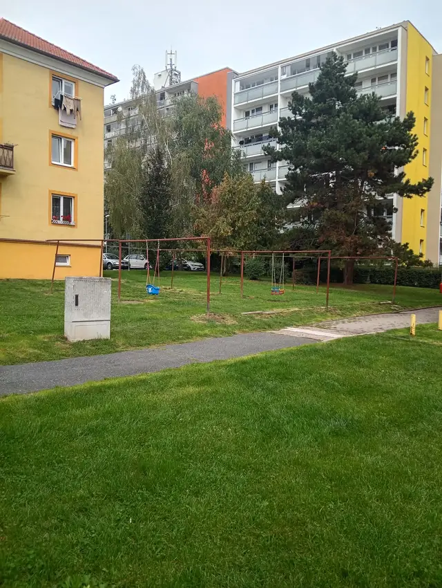 Vnitroblok mezi Třebišovskou a Puškinskou – nutné vybudovat pojezdový chodník pro obslužnost vchodů.