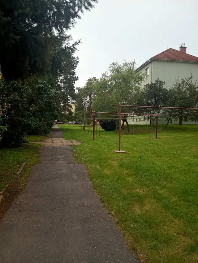 Vnitroblok nejstarší části sídliště – likvidace starých věšáků na prádlo, vytvoření dětského hřiště, intimní posezení pro starší občany, grilovací místo pro mladší, biotopní jezírko.