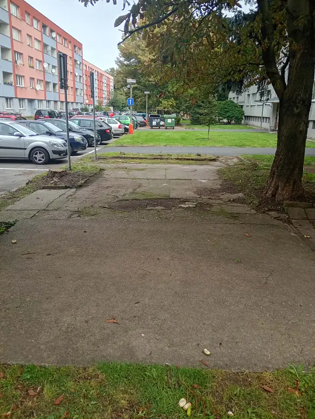 Zbytky po kontejnerových stáních – beton, dlaždice atd. – likvidace.