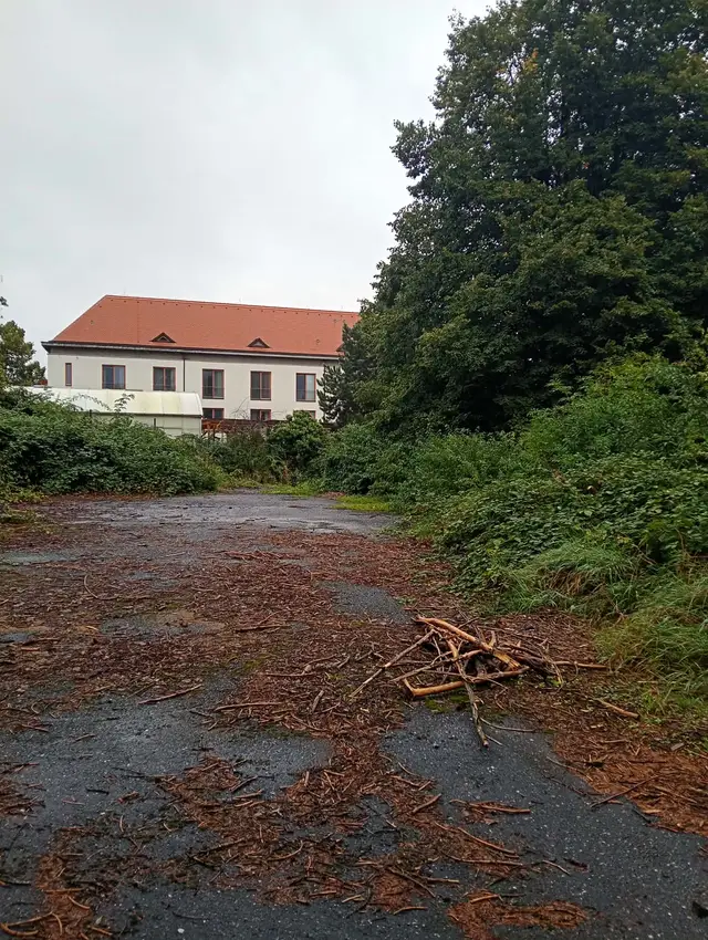 Volejbalové hřiště u bývalé Vojenské správy.