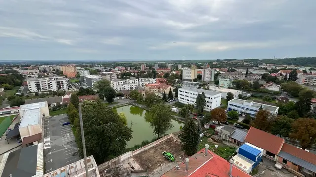 Rybníček je dominantou čtvrti a jedinou vodní plochou – kachny, volavky.