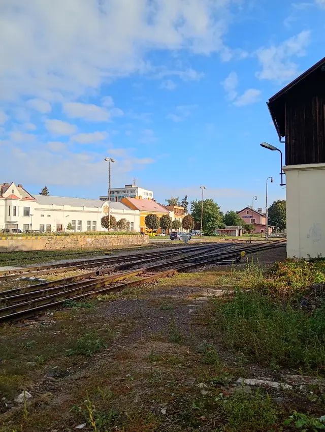 Budova bývalé elektrárny v pozadí (prázdná) by se dala v rámci parkoviště taky využít.