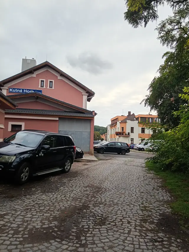 Jeden z prvních dojmů turistů na městském nádraží.