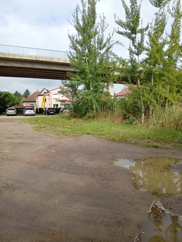 Místo pro parkoviště na malínské straně – propojení podchodem.