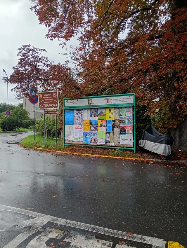 První dojem pro turisty – cedule UNESCO zcela zanikne.