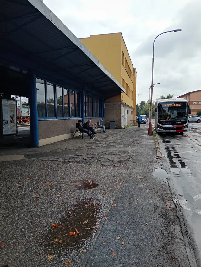 Tristní stav komunikace a chodníku na hlavním nádraží. Za lavičky by šlo umístit plakátovací plochu – první dojem pro turisty.