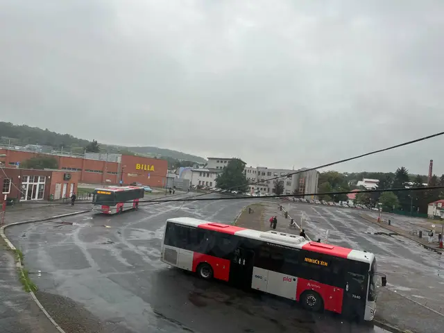 V současné době je autobusové nádraží zbytečně velké a v dezolátním stavu.