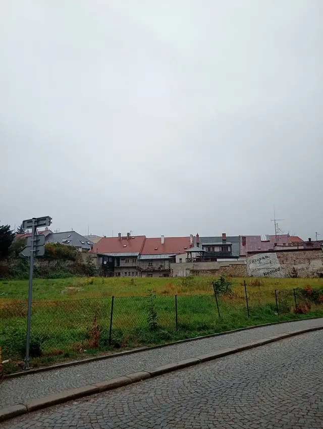 Jednat s vlastníkem a vybudovat prozatímní placené parkoviště – ulice Roháčova.