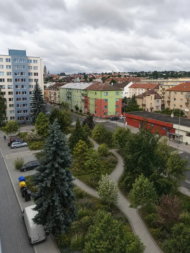 Místo uvažované kavárny je lepší udělat malý parčík.
